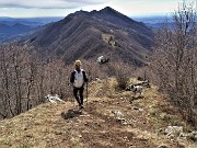 53 Scendiamo dal Monte Ocone con vista sul dirimpettaio Monte Tesoro che andiamo a salire